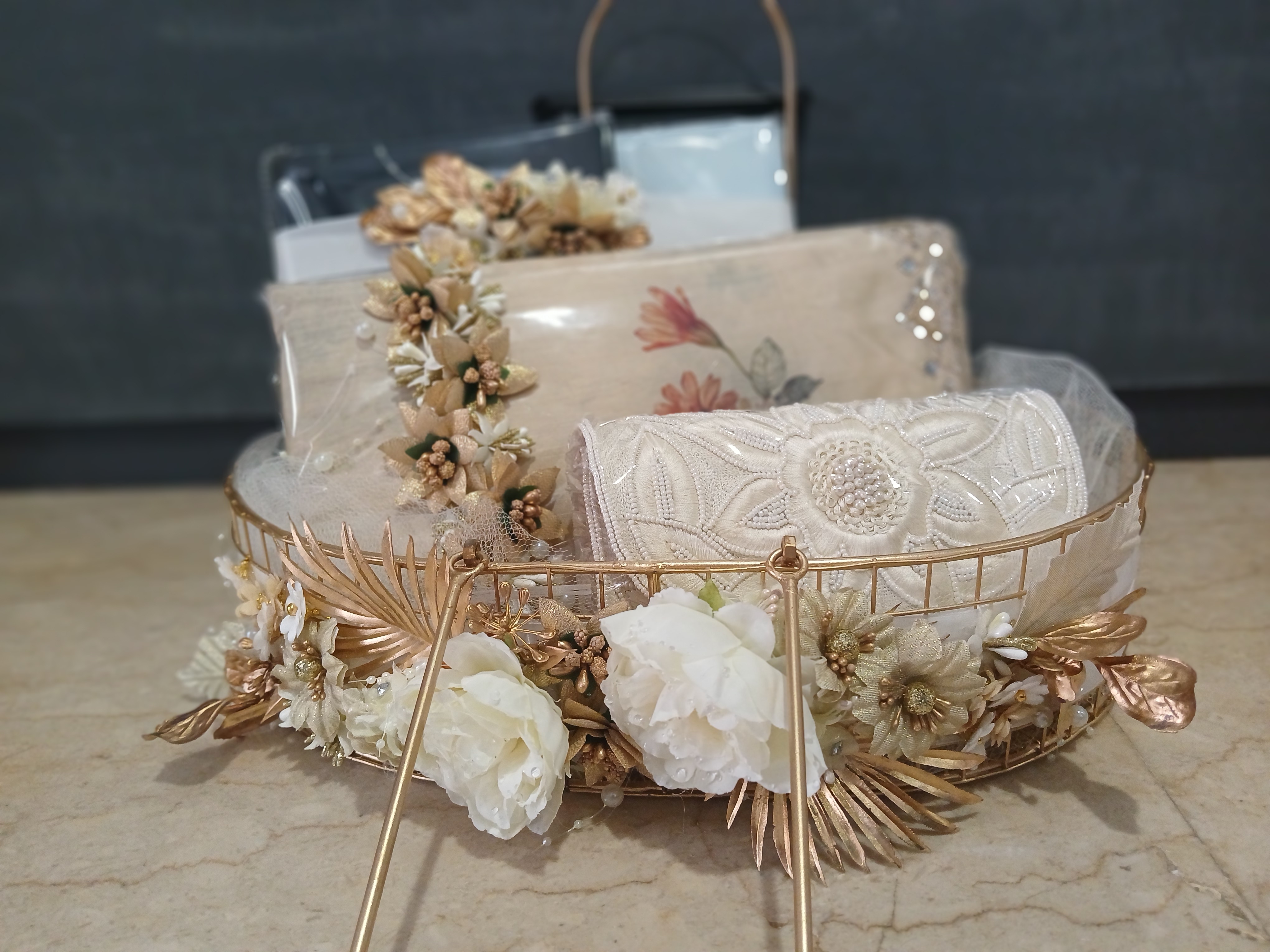 Wedding hamper with décor